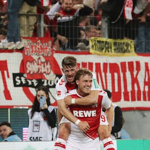 Jan Thielmann (oben) feiert den doppelten Kölner Torschützen Timo Hübers nach dessen Tor zum 4:2 gegen Hertha BSC.