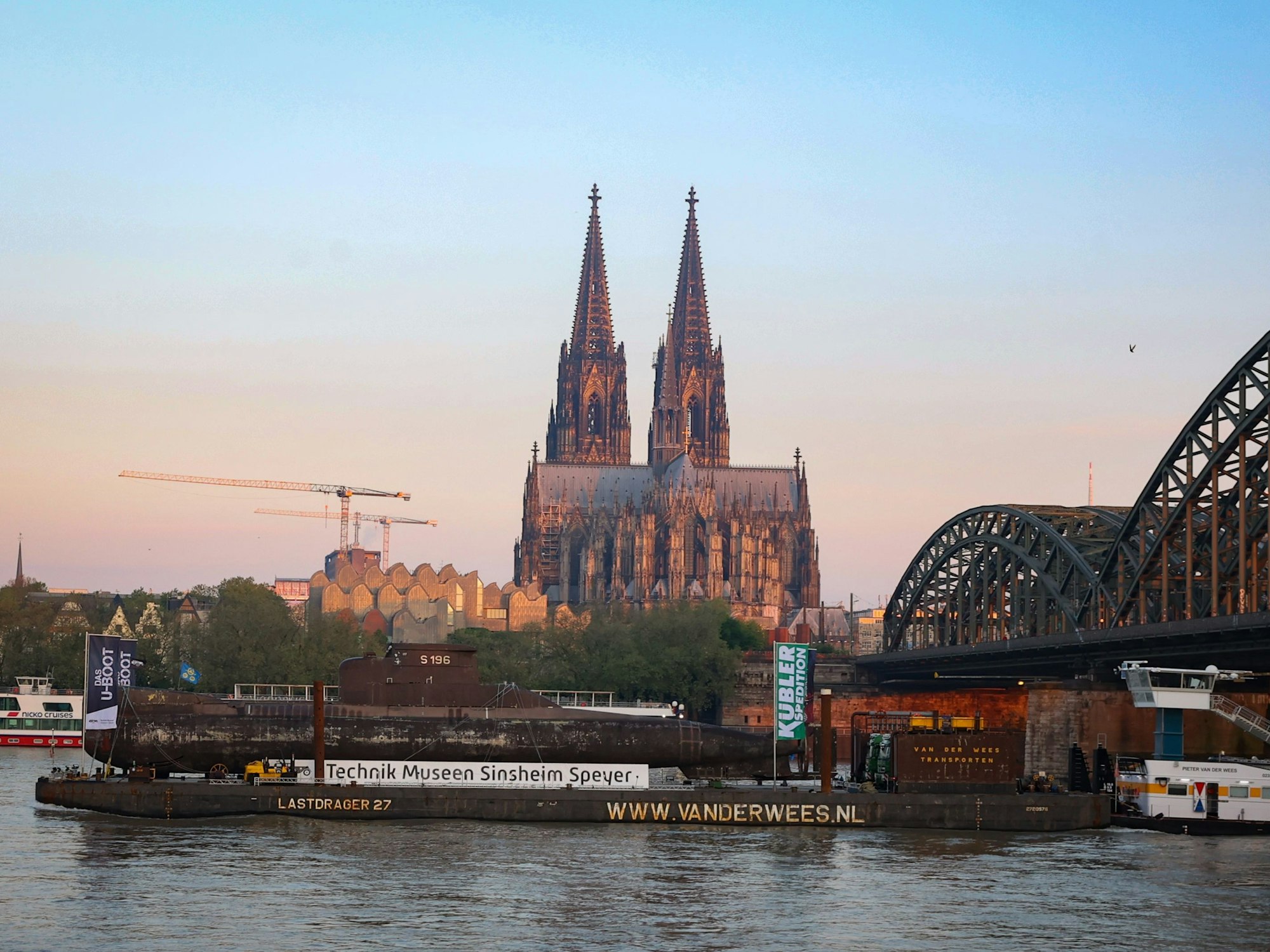 14.05.2023
Köln:
Das ausrangierte U-Boot U17 wird auf dem Rhein in ein Museum transportiert. Am Sonntagmorgen fährt der Schubverband mit dem U-Boot am Kölner Dom vorbei. 
Foto: Martina Goyert

