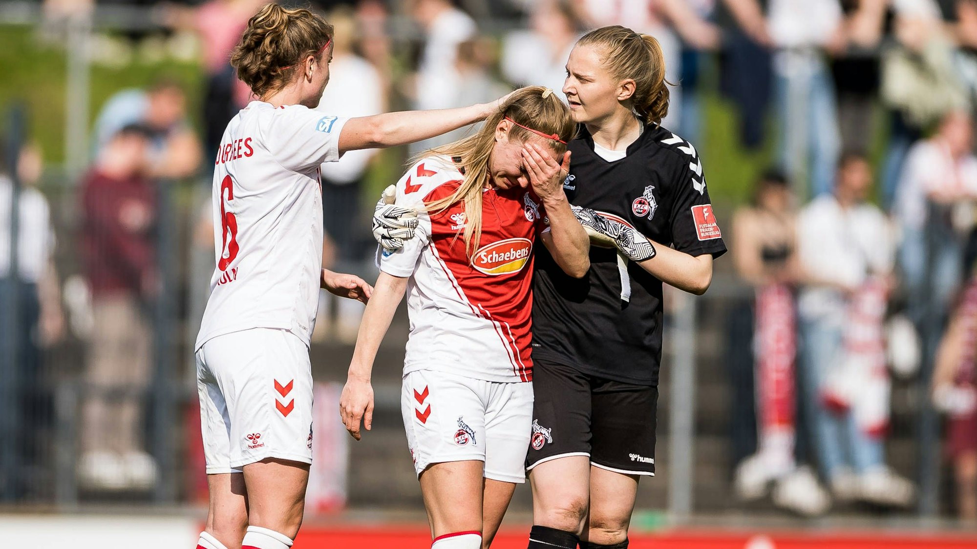 Myrthe Moorrees und Manon Klett trösten Sarah Puntigam nach der 1:2-Niederlage des 1. FC Köln gegen den SV Meppen.