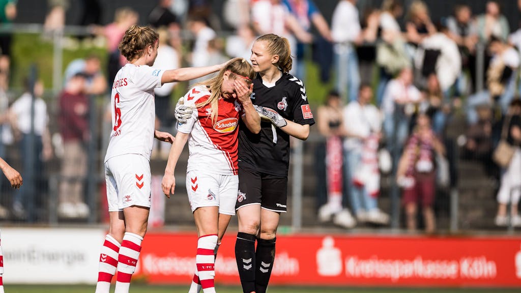 Myrthe Moorrees und Manon Klett trösten Sarah Puntigam nach der 1:2-Niederlage des 1. FC Köln gegen den SV Meppen.
