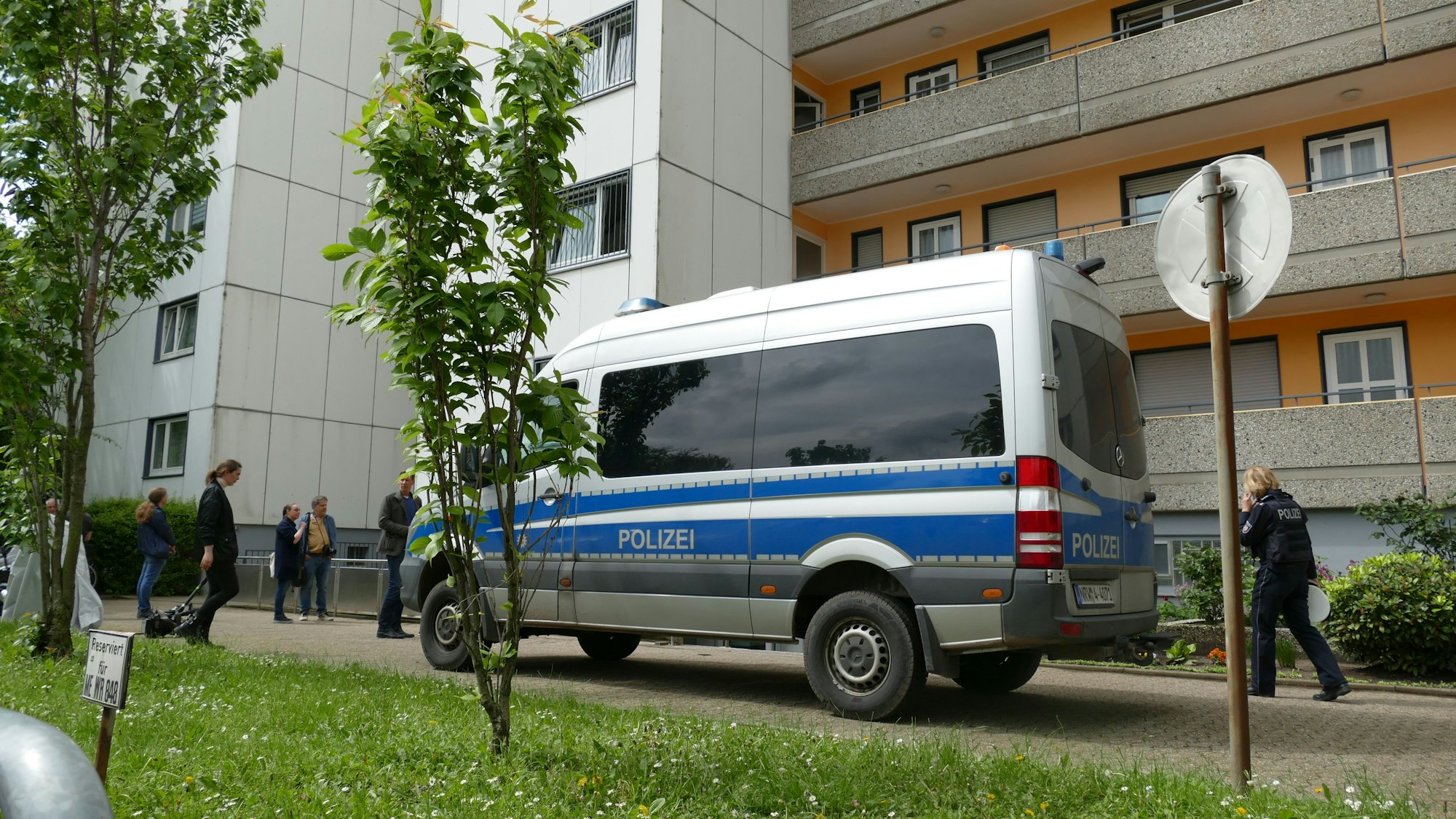 Die Polizei steht vor dem Hochhaus in Ratingen, in dem am Donnerstag etliche Polizisten und Feuerwehrleute verletzt wurden.