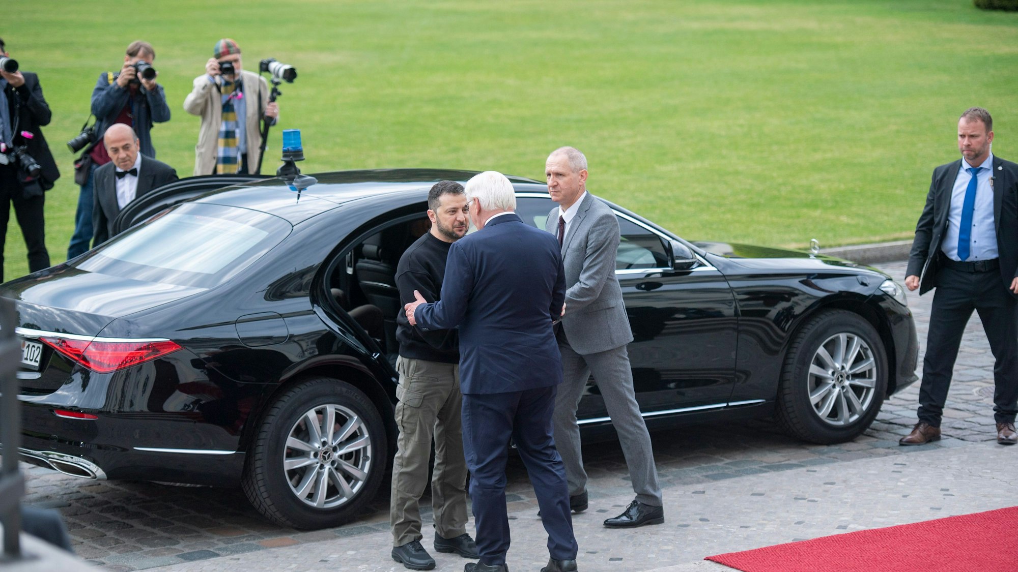 Wolodymyr Selenskyj wird von Bundespräsident Frank-Walter Steinmeier begrüßt.