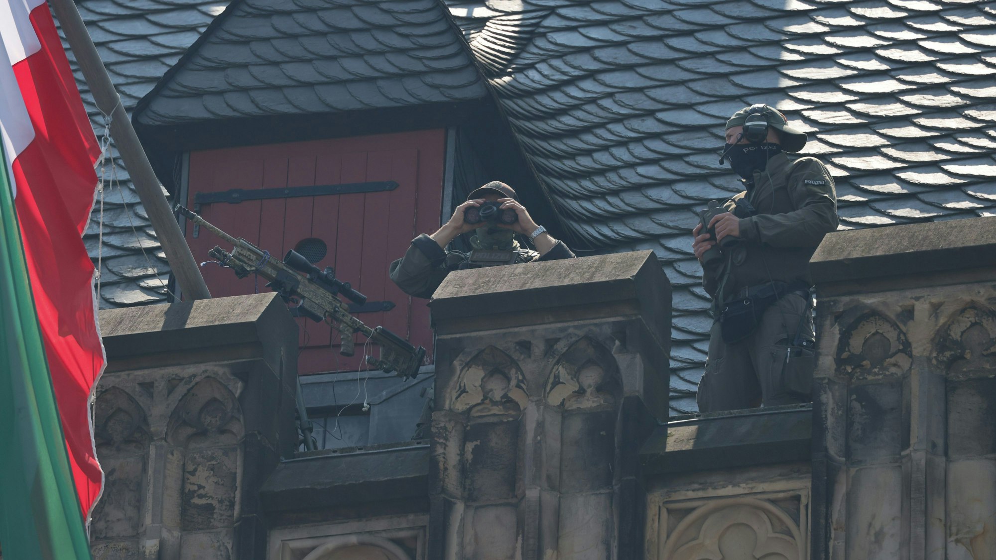 Scharfschützen sichern das Areal um den Marktplatz in Aachen.
