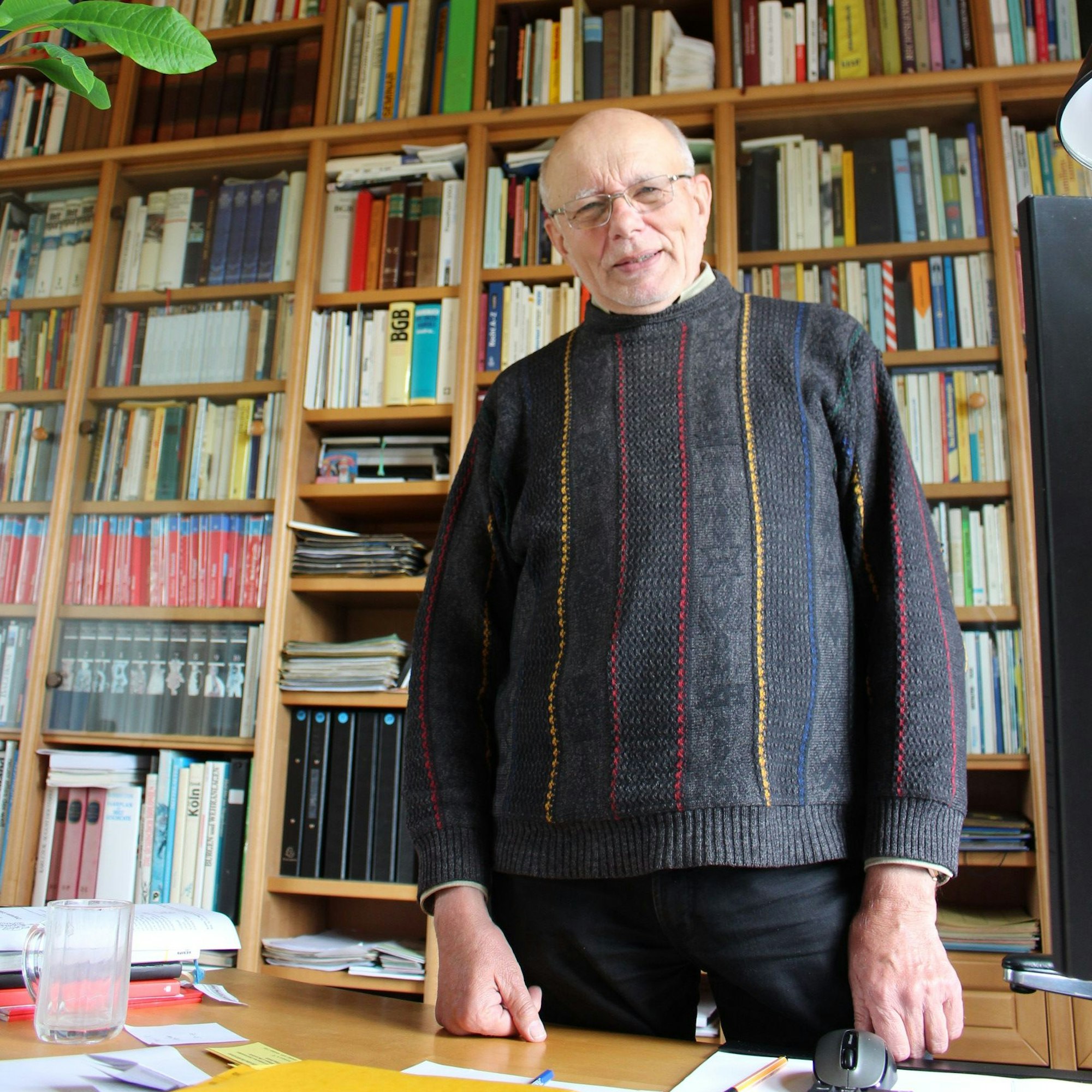 Hans Reiff in seinem privaten Büro in Kall-Scheven, im Hintergrund eine gut sortierte Bücherwand.