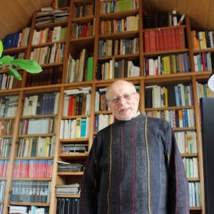 Hans Reiff in seinem privaten Büro in Kall-Scheven, im Hintergrund eine gut sortierte Bücherwand.