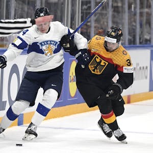 Im Duell gegen Finnland mussten Fabio Wagner (r) und die deutsche Eishockey Nationalmannschaft eine 3:4-Niederlage hinnehmen.