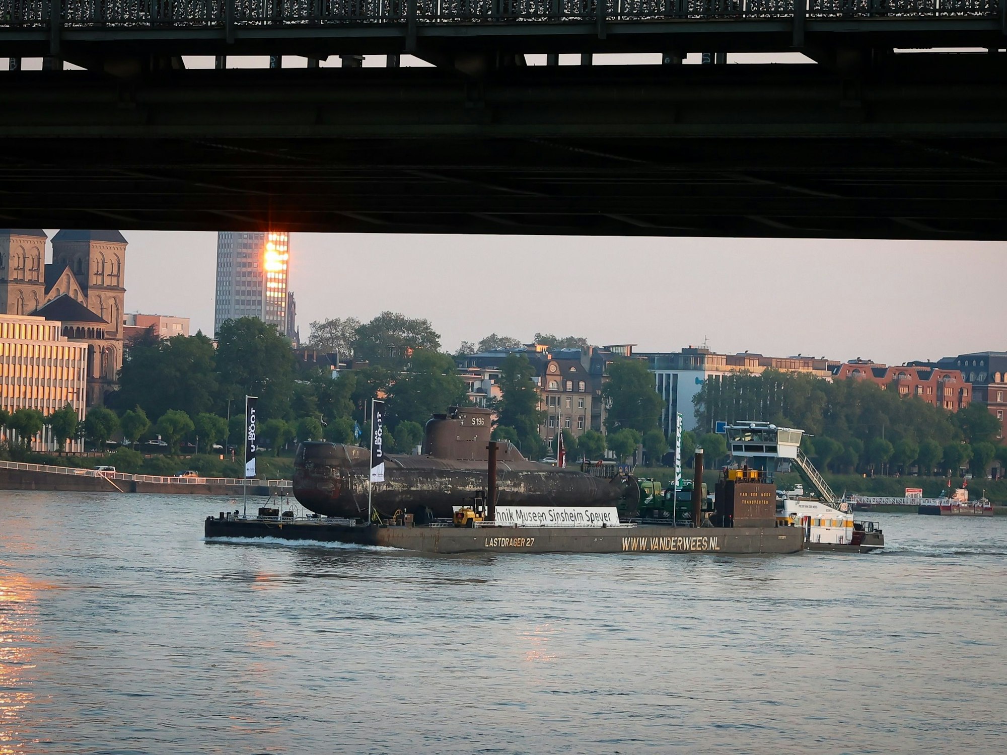 Um 17.23 Uhr am frühen Samstagabend meldete ein Kölner, der sehnsüchtig auf das U-Boot gewartete hatte, „ersten Sichtkontakt“.


