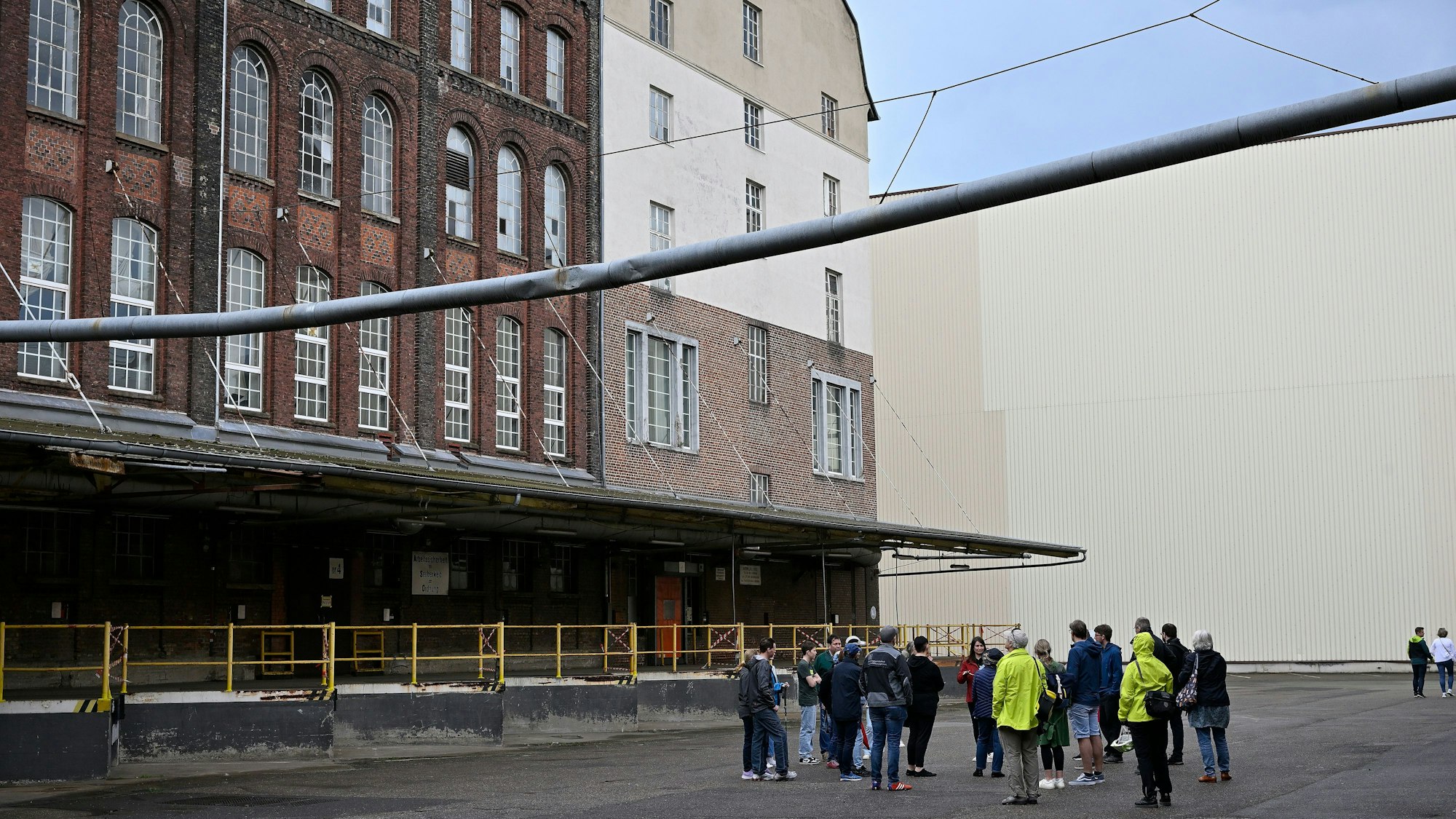 Das Foto zeigt eine Führung über das Gelände der ehemaligen Papierfabrik Zanders.