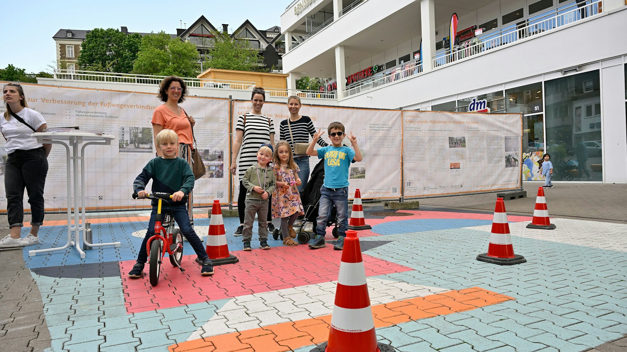Das Foto zeigt Kinder in einem Parcours auf dem künftigen Fontänen-Brunnenfeld in Bensberg.