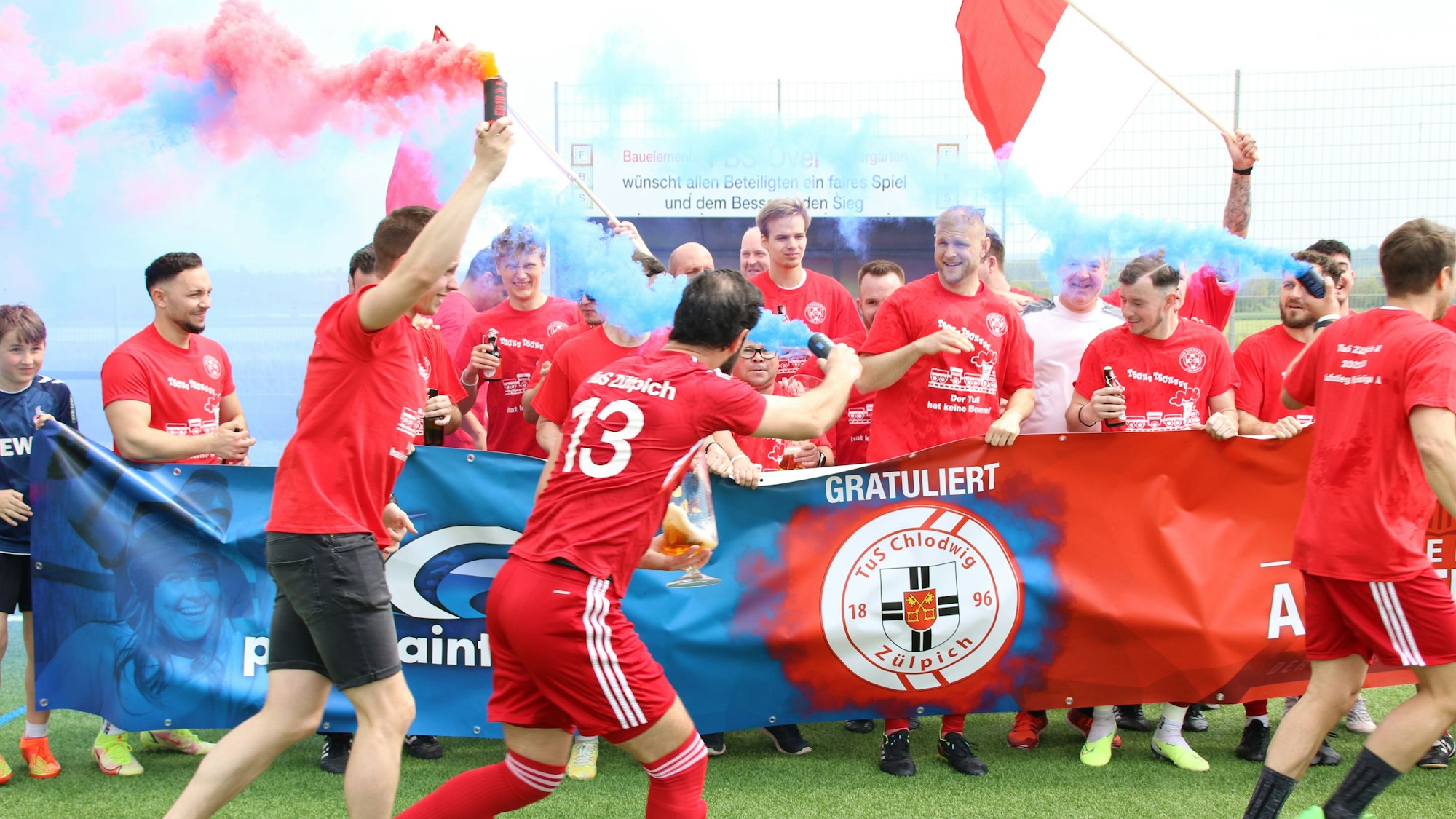 Weiter nördlich wurde in Blau und Rot gefeiert: Zülpich II spielt nächste Saison erstkreisklassig.