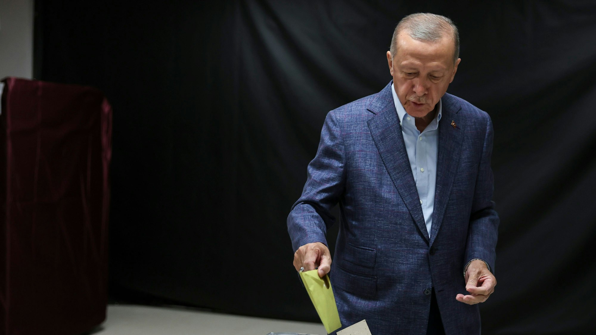 Recep Tayyip Erdogan, Präsident der Türkei und Präsidentschaftskandidat, gibt seinen Stimmzettel in eine Wahlurne in einem Wahllokal in Istanbul.