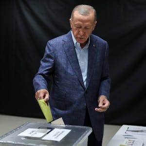 Recep Tayyip Erdoğan, Präsident der Türkei und Präsidentschaftskandidat, gibt seinen Stimmzettel in eine Wahlurne in einem Wahllokal in Istanbul. In der Türkei haben am Sonntag die Parlaments- und Präsidentenwahlen begonnen.