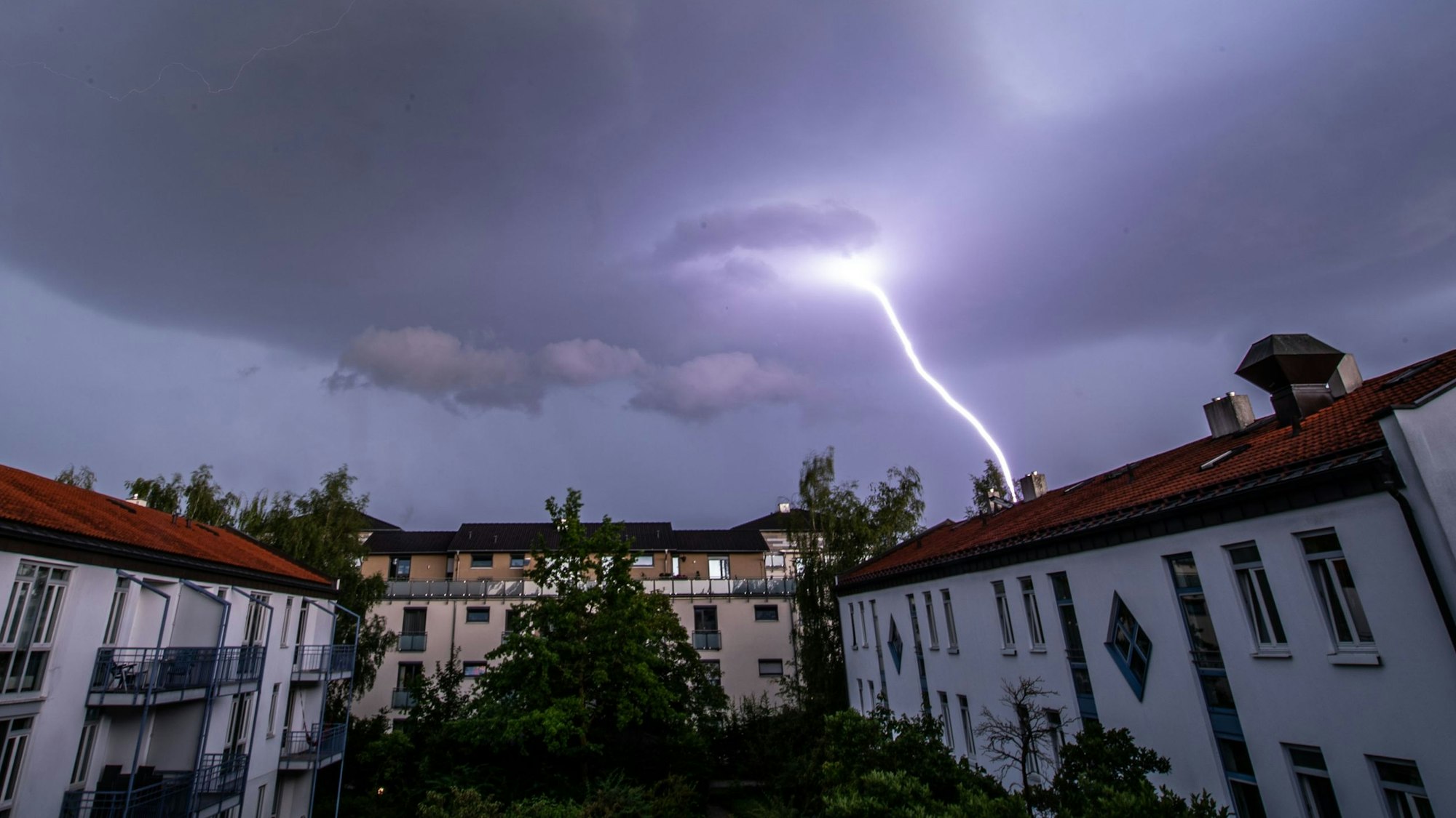 Ein Blitz schlägt in der Ferne ein. Eine Gewitterzelle ist am späten Abend über München und einen Teil von Bayern gezogen. +++ dpa-Bildfunk +++