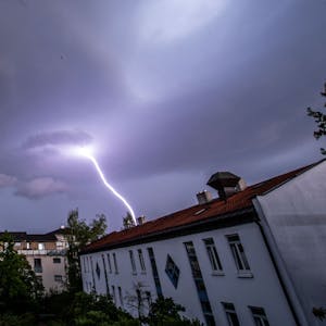 Ein Blitz schlägt in der Ferne ein. Eine Gewitterzelle ist am späten Abend über München und einen Teil von Bayern gezogen. +++ dpa-Bildfunk +++