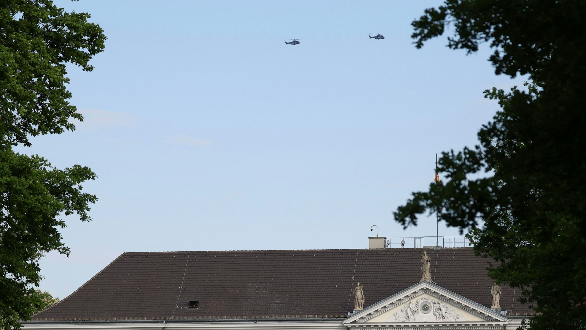 Zwei Hubschrauber fliegen wegen des Besuchs des ukrainischen Präsidenten Selenskyj über dem Schloss Bellevue.