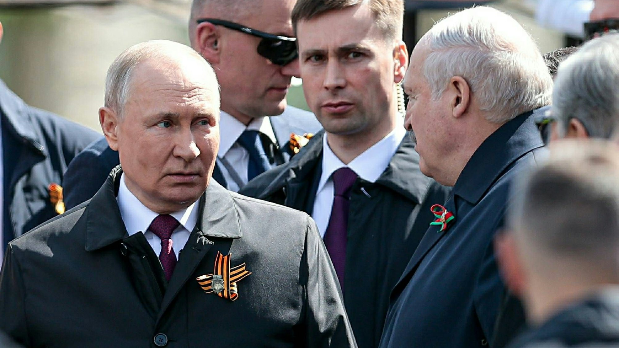 Letzter öffentlicher Auftritt: Alexander Lukaschenko (r.) im Gespräch mit Wladimir Putin (l.) bei der Militärparade am 9. Mai in Moskau. Der belarussische Diktator reiste vorzeitig ab – und wurde seitdem nicht mehr gesehen.