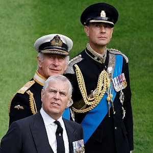 König Charles III, Prinz Edward, Earl of Wessex, und Prinz Andrew, Duke of York, in Windsor Castle vor der Trauerfeier für Königin Elizabeth II in der St. George's Chapel am 19. September 2022 in Windsor, England.