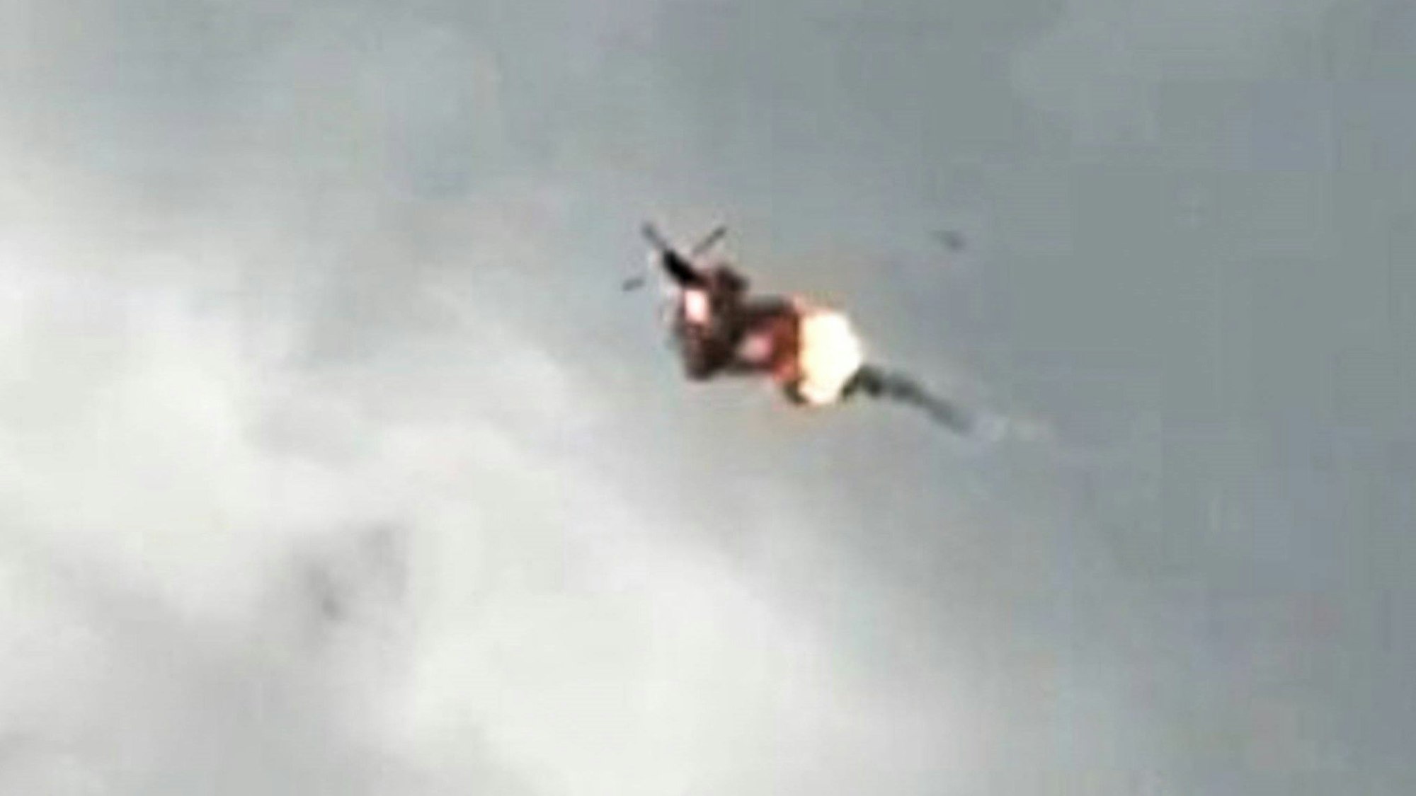Ein Screenshot aus einem Video zeigt die Explosion eines russischen Mi-8-Helikopters in der Region Brjansk. Die Hintergründe sind unklar. Spekulationen zufolge könnte Russland versehentlich vier eigene Flugzeuge abgeschossen haben.