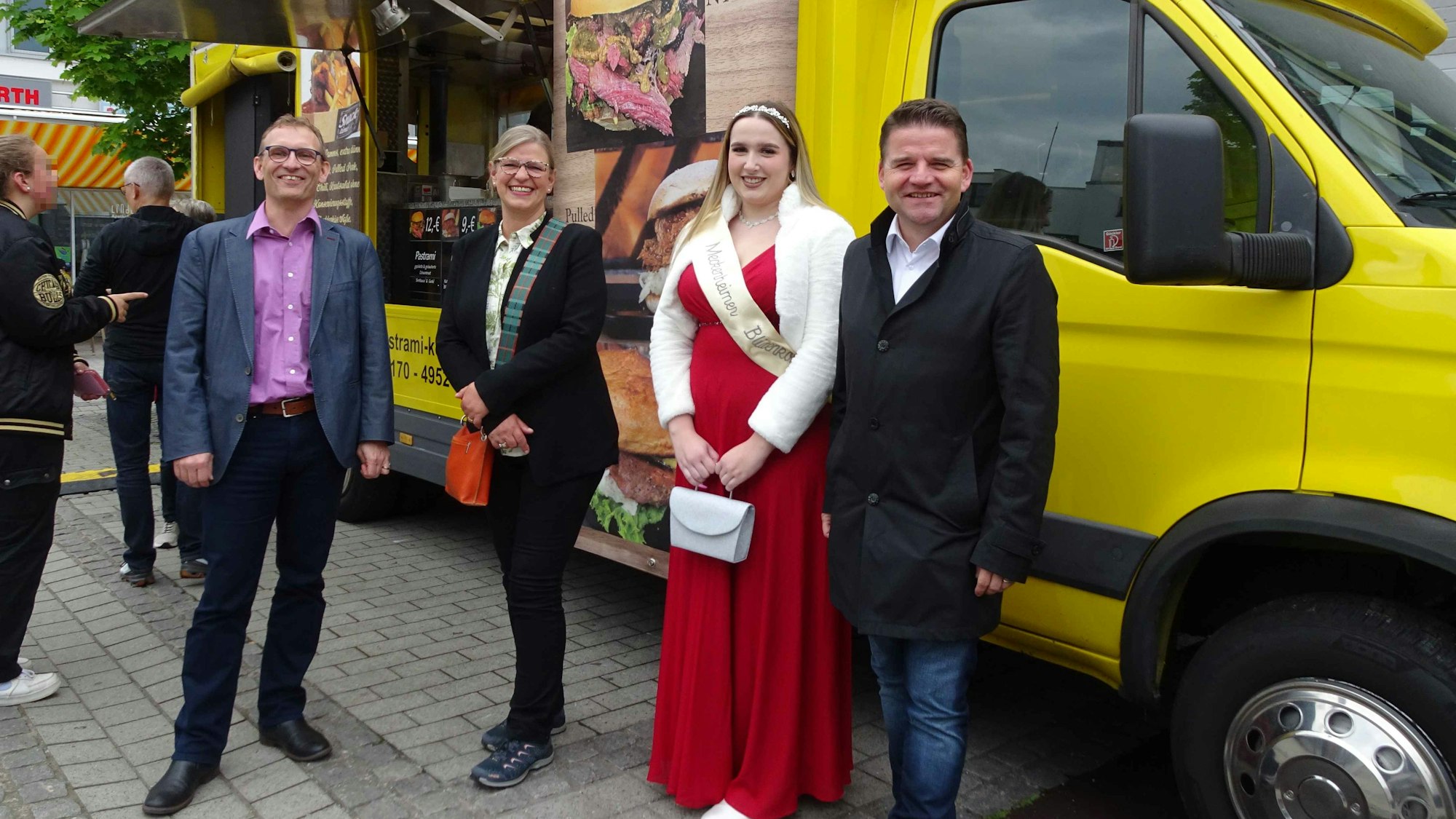 Zweites Street-Food-Festival in Meckenheim am Neuen Markt. Eröffnung mit Bürgermeister Holger Jung rechts mit Blütenkönigin Celina Kotz (daneben), Meckenheims Wirtschaftsförderer Dirk Schwindenhammer (links) und Citymanagerin Nicole Bangert.