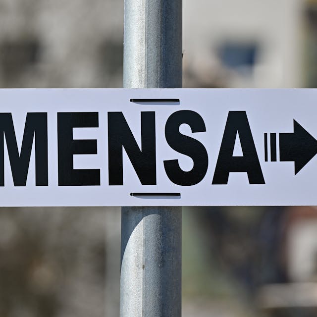 Der Mensen-Betrieb zählt zu den Aufgaben der Studierendenwerke. Zu sehen ist ein weißes Schild, auf dem "Mensa" zu lesen ist, mit einem Pfeil nach rechts.
