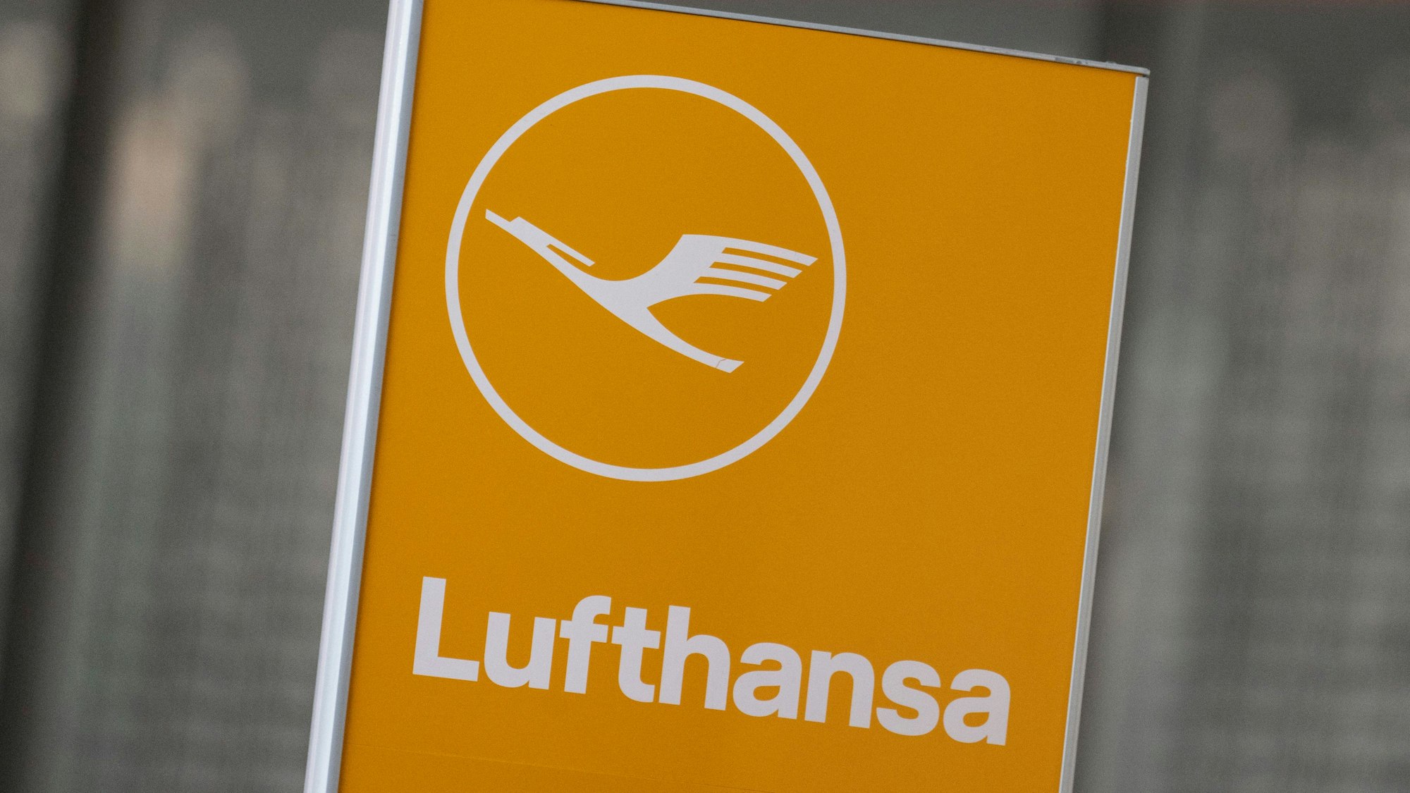 Das Logo der Lufthansa ist auf einem Schild im Terminal 1 des Flughafens zu sehen.