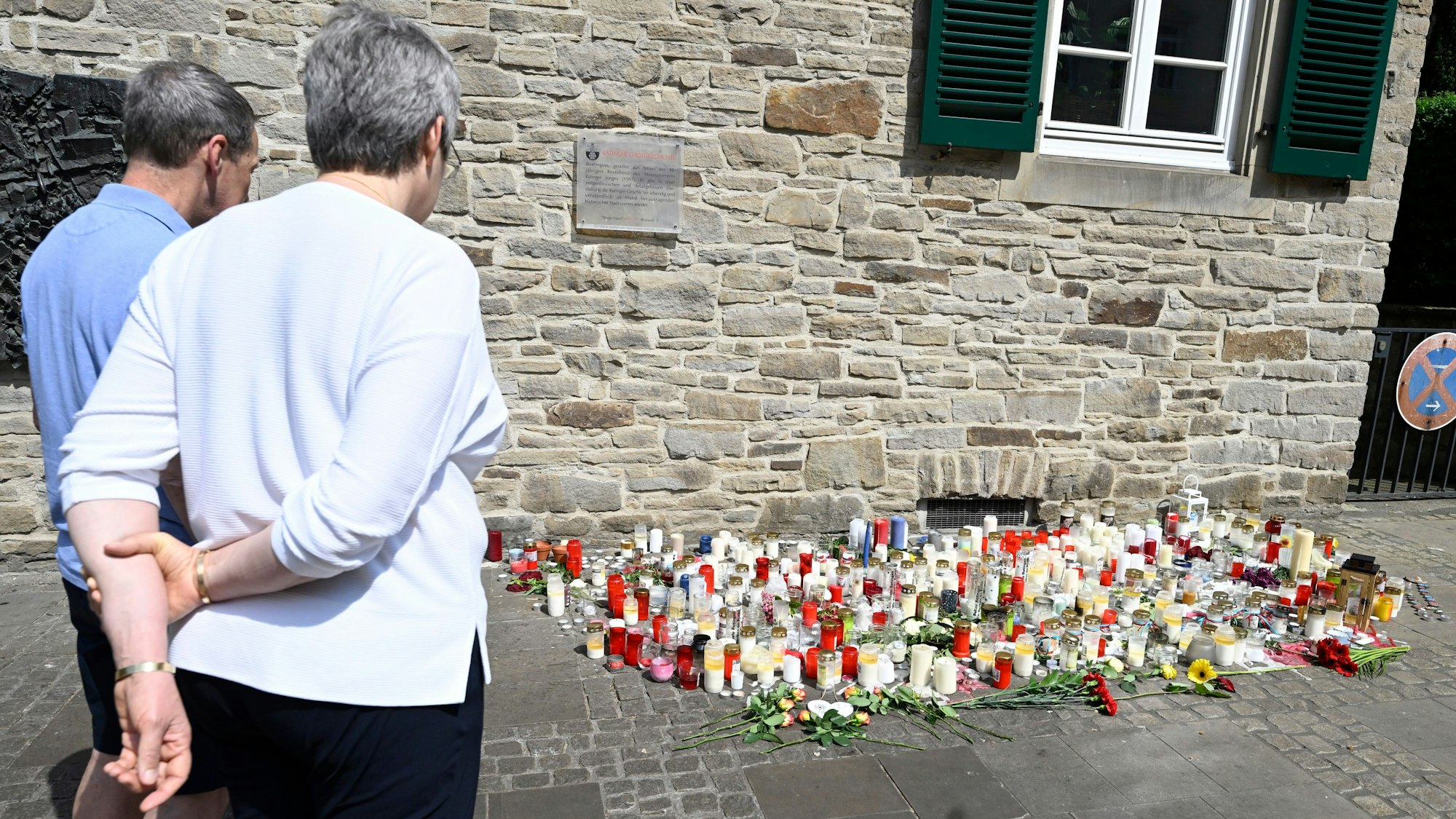 Ratingen: Bürgerinnen und Bürger haben auf dem Marktplatz vor der Kirche zum Gedenken an die Opfer der Explosion Kerzen niedergelegt.