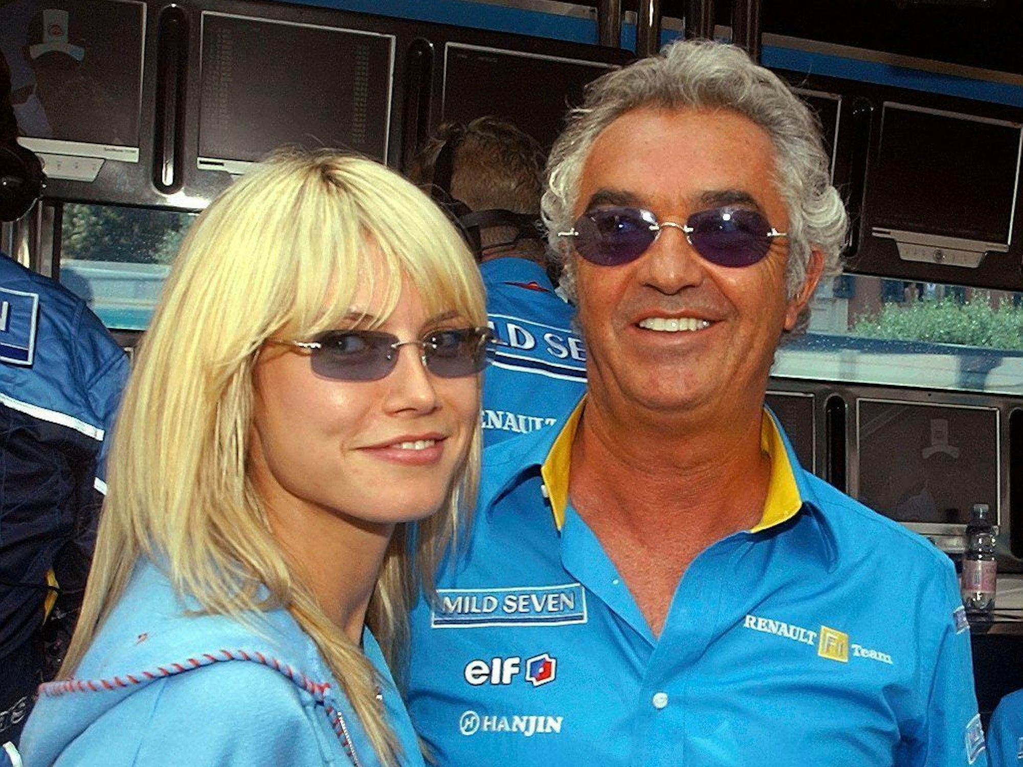 Renault-Teamchef Flavio Briatore und seine neue Freundin Heidi Klum posieren am 1. Juni 2003) in Monaco.