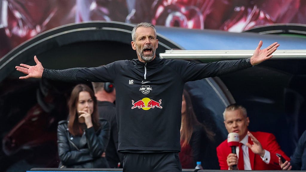 Leipzigs Trainer Marco Rose gestikuliert entsetzt am Spielfeldrand.