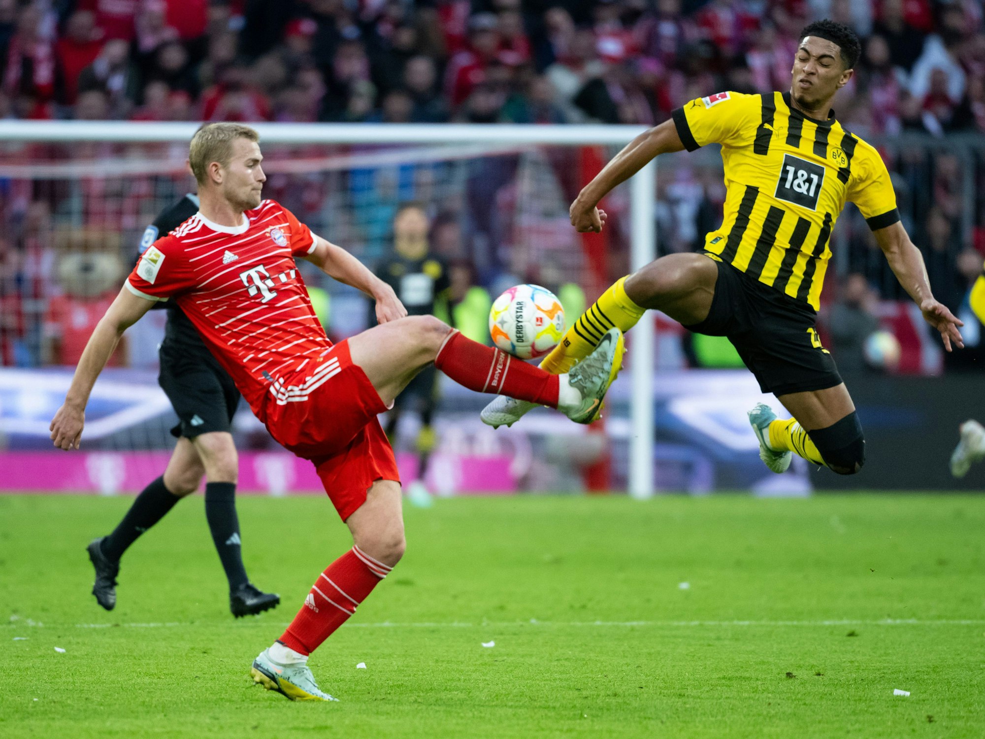Matthijs de Ligt und Jude Bellingham von Dortmund kämpfen um den Ball.