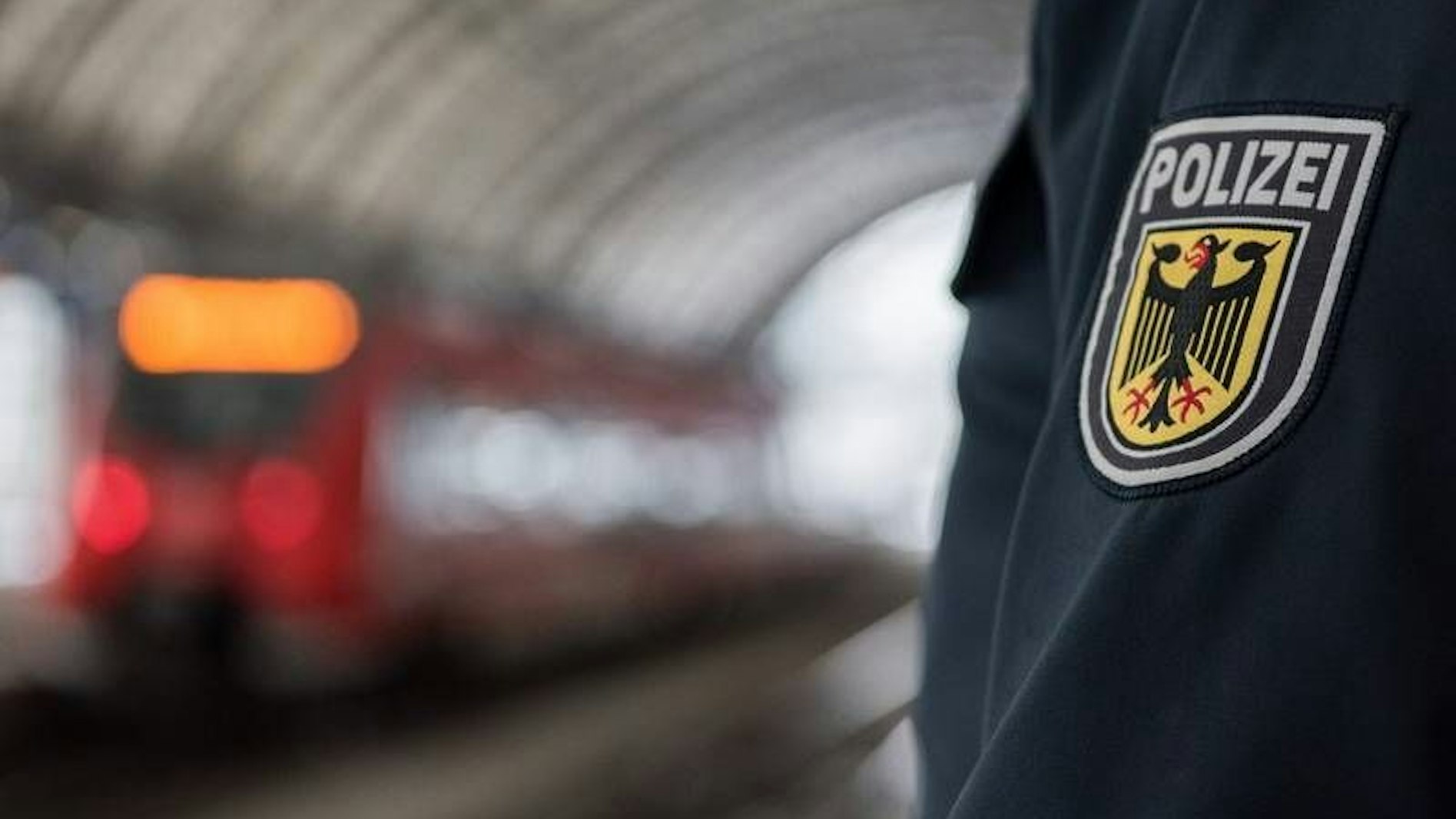 Ein Beamter der Bundespolizei am Bahnhof (Symbolbild)