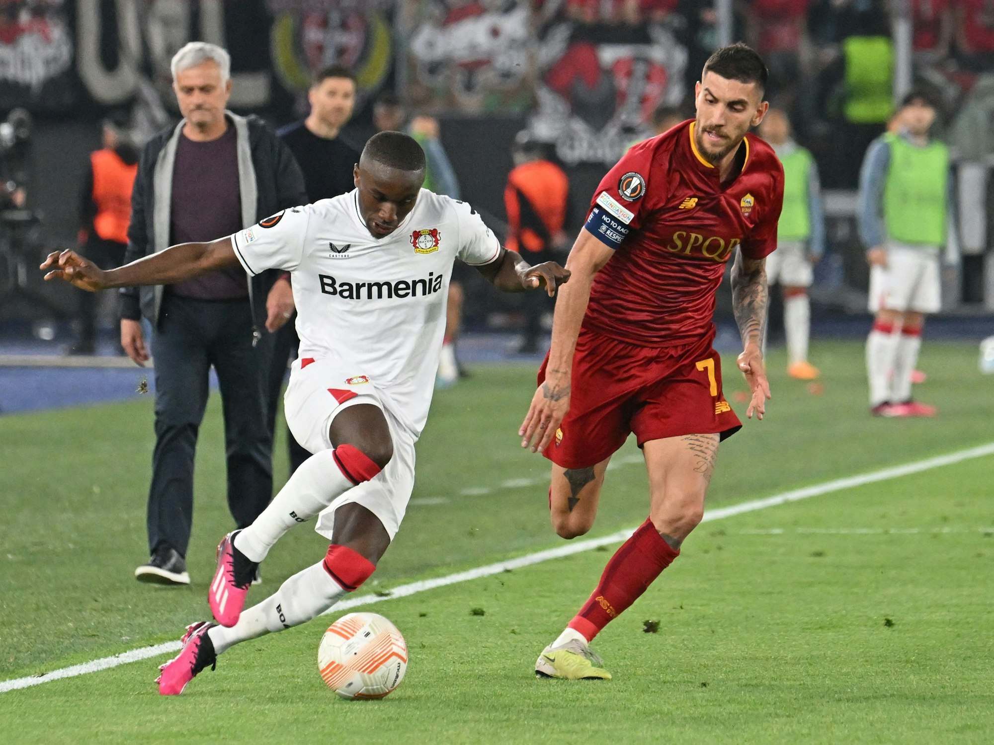 Moussa Diaby (Leverkusen) fürhrt den Ball am Fuß, Roms Lorenzo Pellegrini läuft hinterher.