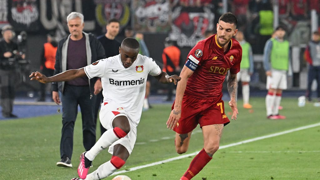 Moussa Diaby (Leverkusen) fürhrt den Ball am Fuß, Roms Lorenzo Pellegrini läuft hinterher.&nbsp;