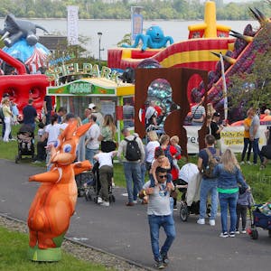 „Jump im Park“ in Zülpich ist ein Hüpfburgenfestival. Vor einer Vielzahl an verschiedenen Hüpfburgen sind junge wie erwachsene Besucher und Besucherinnen zu sehen.