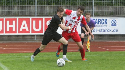 Robin Schmidt (rechts) vom FC Hennef 05