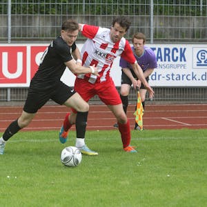 Robin Schmidt (rechts) vom FC Hennef 05