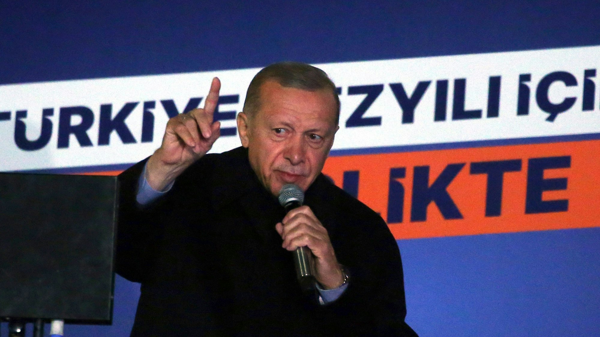 Der türkische Präsident Recep Tayyip Erdogan hält nach der Präsidentenwahl eine Rede in der Parteizentrale in Ankara.