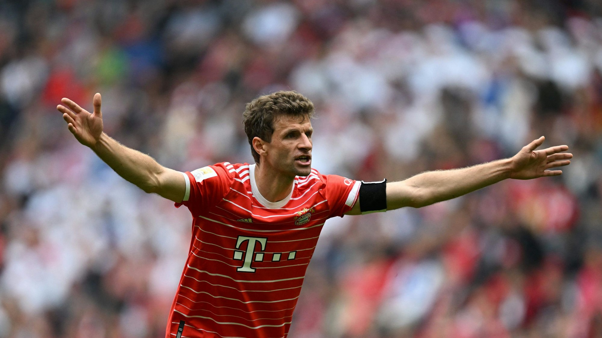 Thomas Müller (FC Bayern) reagiert auf dem Platz.