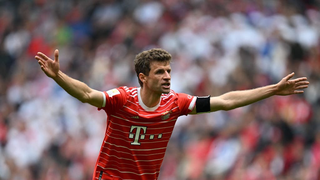 Thomas Müller (FC Bayern) reagiert auf dem Platz.&nbsp;