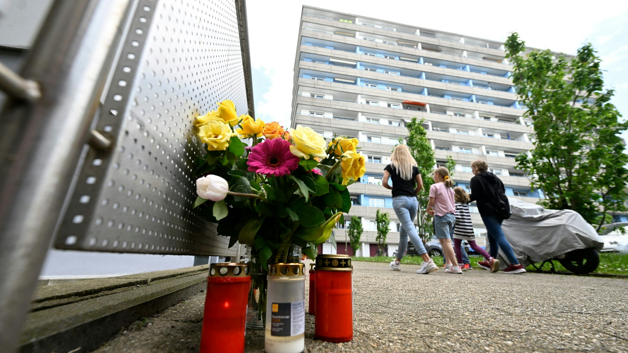 Bürger haben zum Gedenken an die Opfer der Explosion in einem Hochhaus, bei dem mehrere Einsatzkräfte von Polizei und Feuerwehr schwer verletzt wurden, am Tatort Kerzen und Blumen niedergelegt.