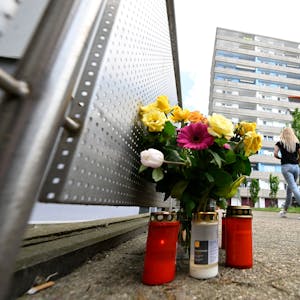 Bürger haben zum Gedenken an die Opfer der Explosion in einem Hochhaus, bei dem mehrere Einsatzkräfte von Polizei und Feuerwehr schwer verletzt wurden, am Tatort Kerzen und Blumen niedergelegt.&nbsp;