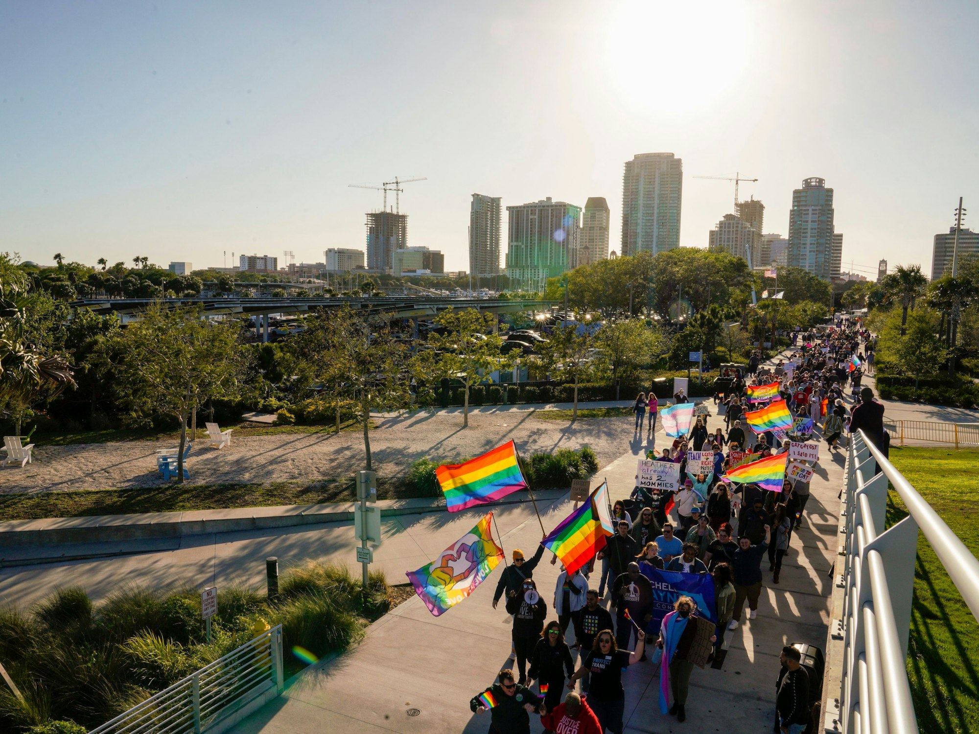Menschen demonstrieren am 12. März 2022 in St. Petersburg in Florida gegen das „Don't say gay“-Gesetz.