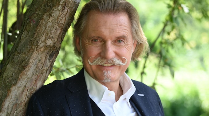 Kultanwalt Ingo Lenßen steht am Rande von Dreharbeiten zur Sat.1-Serie „Lenßen übernimmt“ im Tiergarten.