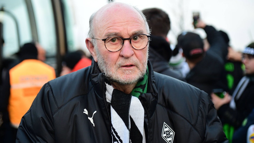Ex-Gladbach-Trainer und Fohlen-Legende: Horst Köppel, hier zu sehen am 17. Dezember 2022 im Borussia-Park in Mönchengladbach. Köppel trägt einen Borussia-Schal und eine Borussia-Jacke.
