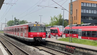 S-Bahnen stehen am Bahnhof