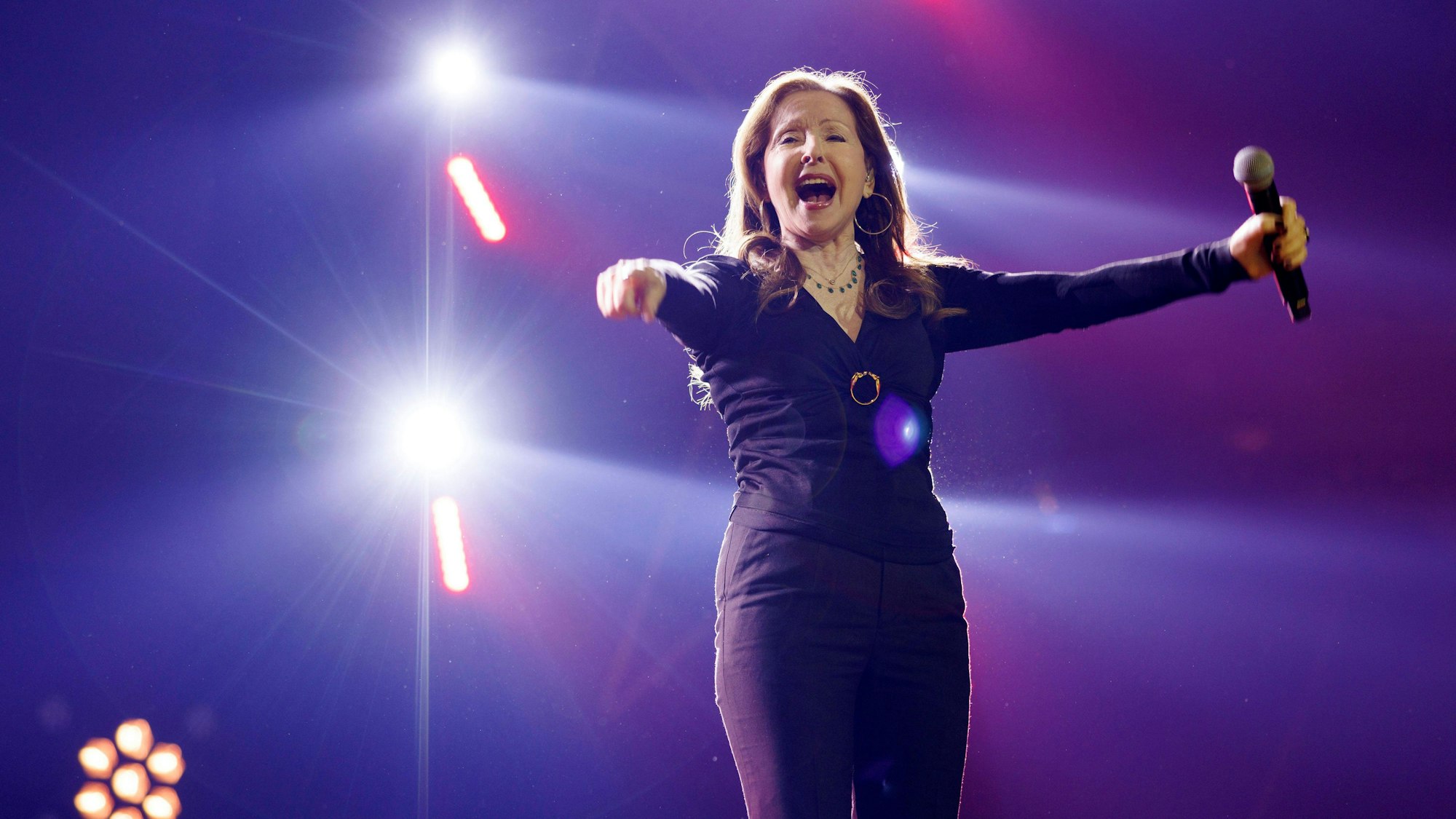 Sängerin Vicky Leandros bei der „Die Schlagernacht des Jahres 2023“ in der Lanxess-Arena.
