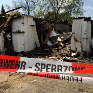 Feuerwehr-Absperrband vor den Trümmern des Elternhauses von Wolfgang Clemens