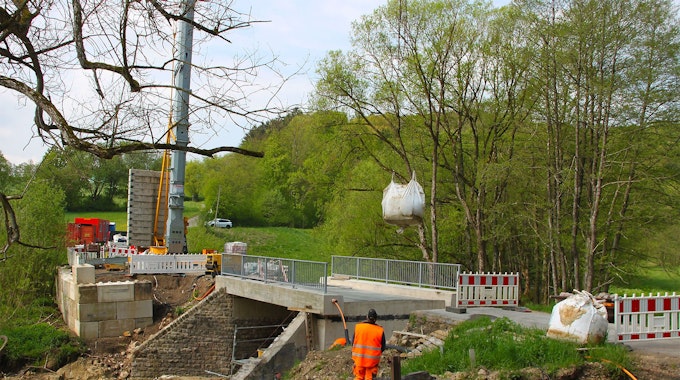 Bauarbeiten an der beschädigten Brücke in Vellerhof werden vorgenommen.