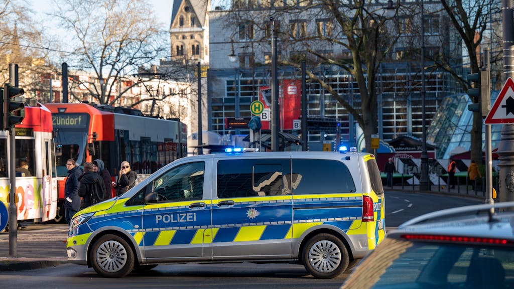 Ein Polizeifahrzeug am Rudolfplatz (Symbolfoto vom 20. Dezember 2021). Aktuell sucht die Polizei nach einem Mann, der einen 32-jährigen Kölner mehrfach getreten haben soll.