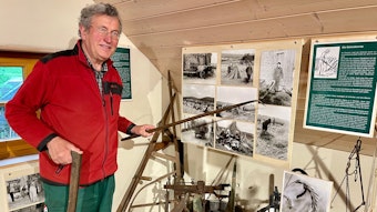 Ulrich Conrads mit alten landwirtschaftlichen Werkzeugen in der Ausstellung der Lambertsmühle.