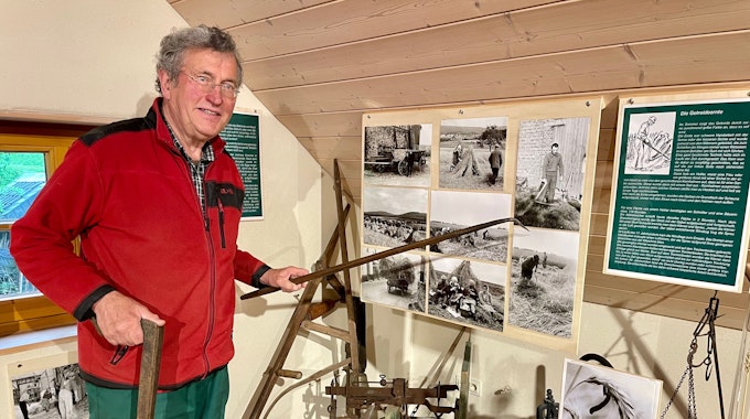 Ulrich Conrads mit alten landwirtschaftlichen Werkzeugen in der Ausstellung der Lambertsmühle.